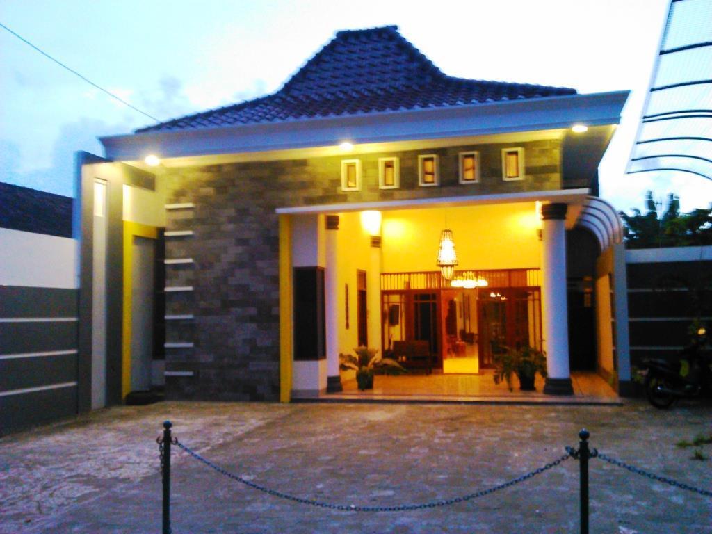 Griya Putri Dewi Guesthouse Yogyakarta Extérieur photo