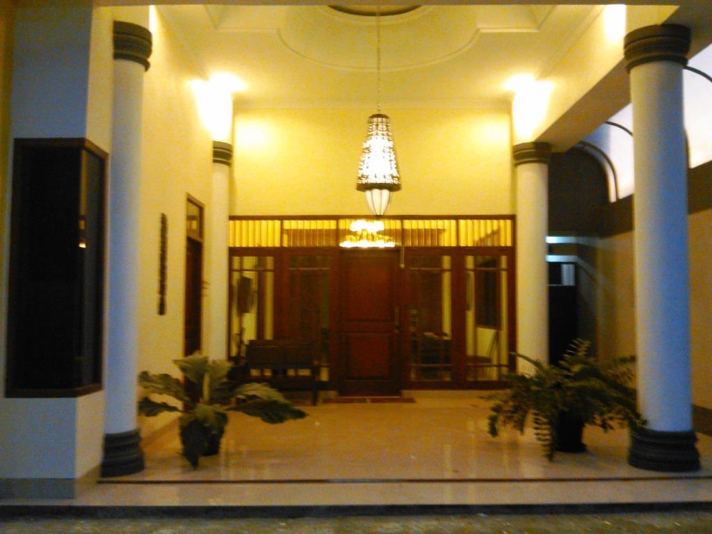 Griya Putri Dewi Guesthouse Yogyakarta Extérieur photo