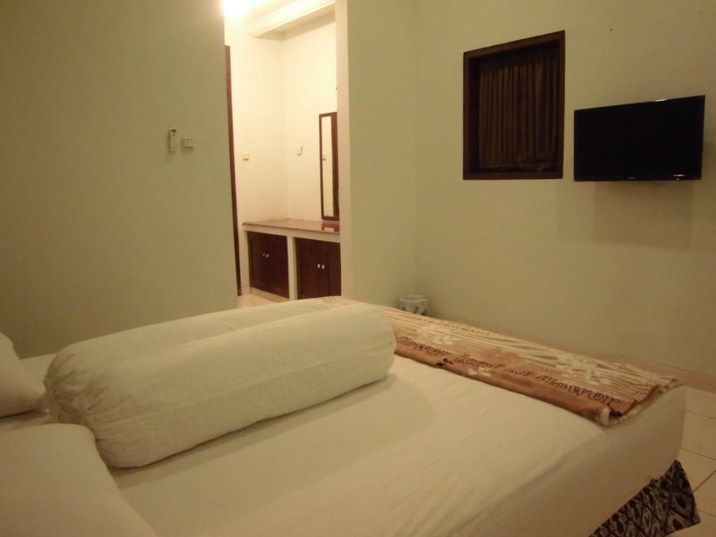 Griya Putri Dewi Guesthouse Yogyakarta Extérieur photo