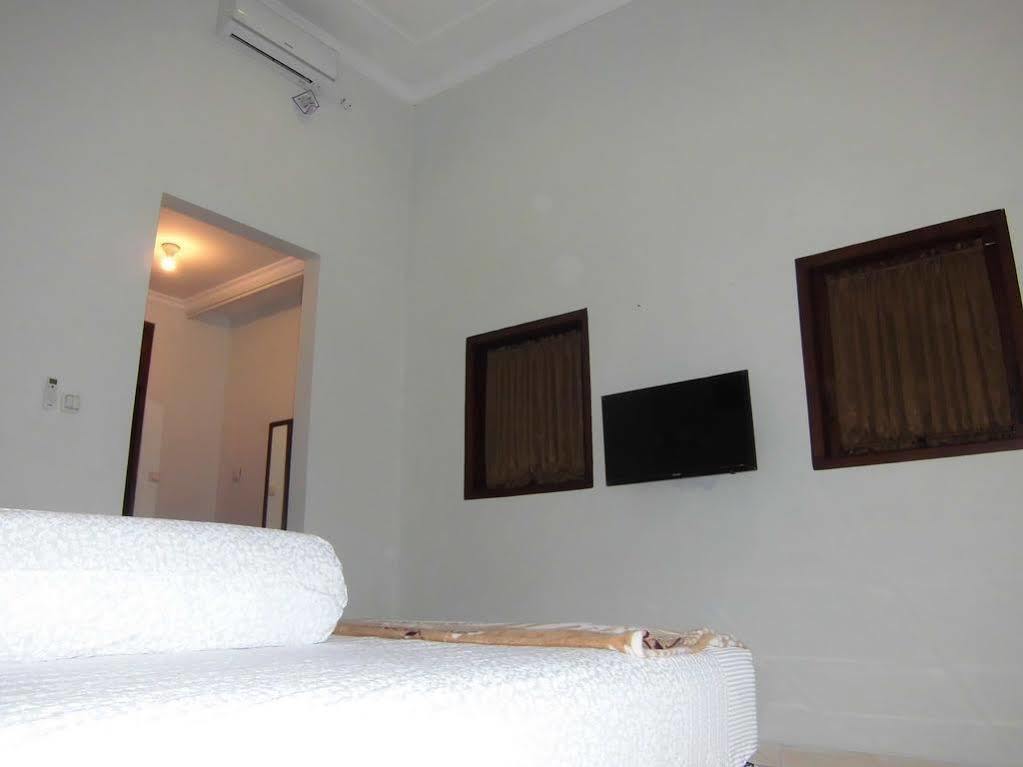Griya Putri Dewi Guesthouse Yogyakarta Extérieur photo