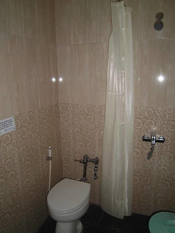 Griya Putri Dewi Guesthouse Yogyakarta Extérieur photo
