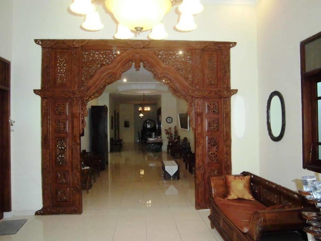Griya Putri Dewi Guesthouse Yogyakarta Extérieur photo
